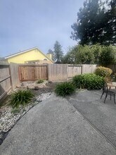 7852 Medallion Way in Rohnert Park, CA - Foto de edificio - Building Photo