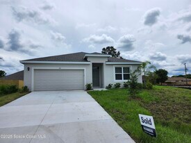 450 Awin Cir SE in Palm Bay, FL - Building Photo