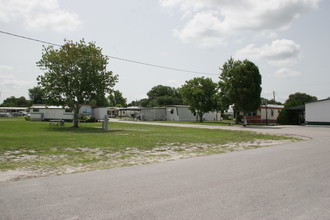 Lazy Dazy in Lakeland, FL - Foto de edificio - Building Photo