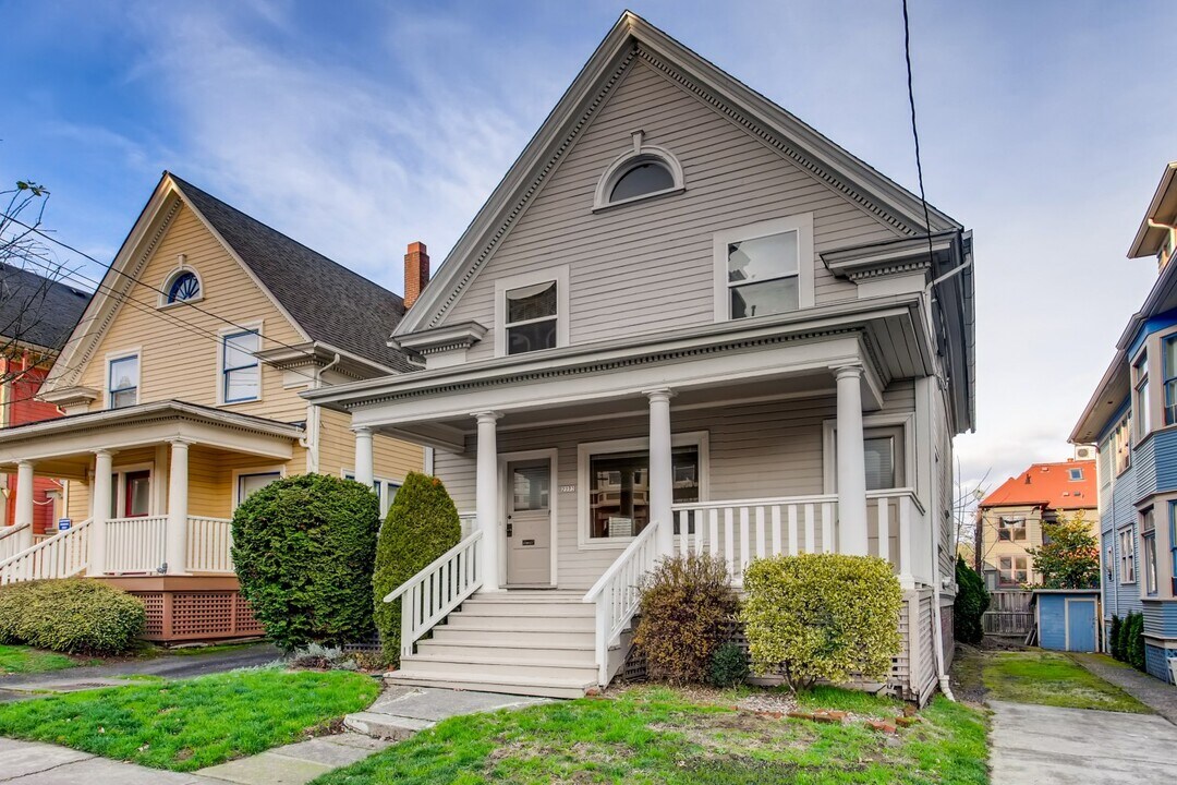 2273 NW Hoyt St in Portland, OR - Foto de edificio