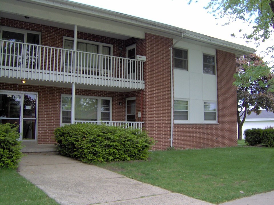 900 E Jefferson St in Waupun, WI - Building Photo