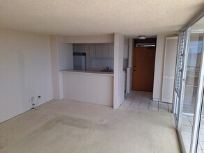 2600 Pualani Way in Honolulu, HI - Building Photo - Building Photo