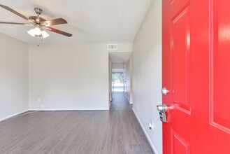 208 E Kiber St in Angleton, TX - Foto de edificio - Building Photo