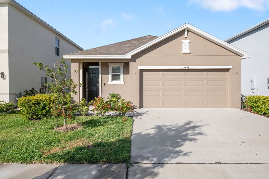 35694 Sunflower Hl Dr in Zephyrhills, FL - Building Photo