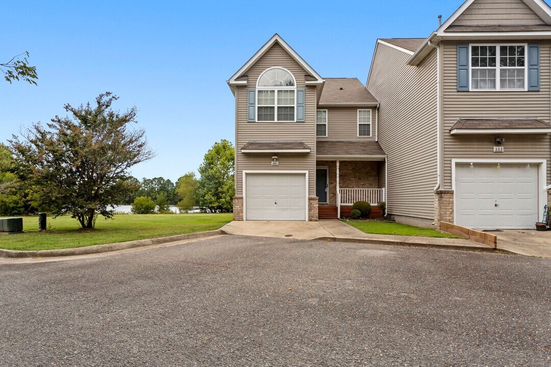 301 Reflection Ln in Hampton, VA - Building Photo