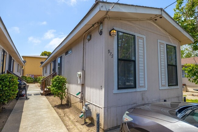979 45th St in Oakland, CA - Foto de edificio - Building Photo