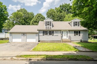 115 Rowe St, Unit 1 in Auburndale, MA - Building Photo - Building Photo