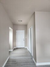 1012 E Adams Blvd, Unit 2 in Los Angeles, CA - Building Photo - Building Photo