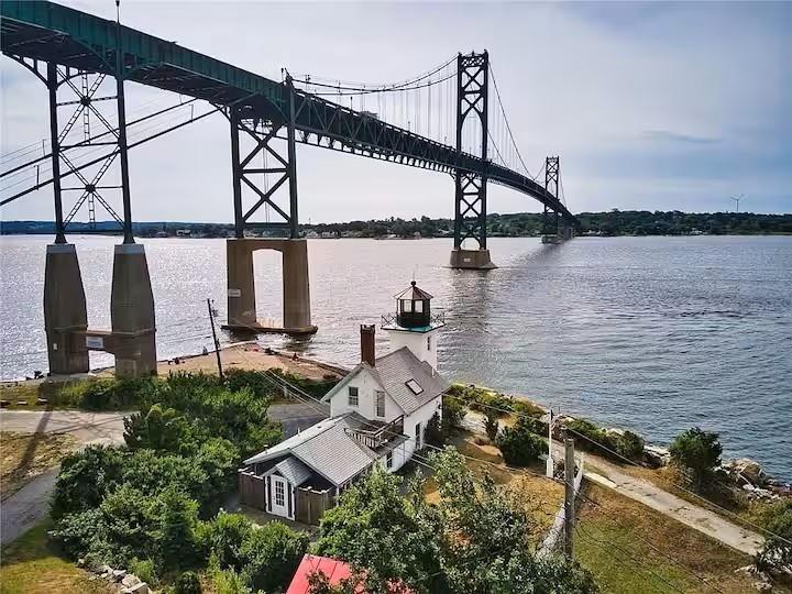 7 Old Ferry Rd in Bristol, RI - Building Photo