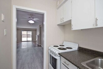 GREAT VALUE TWO BEDROOM ROW TOWNHOME IN NORTH LONDON in London, ON - Building Photo - Building Photo