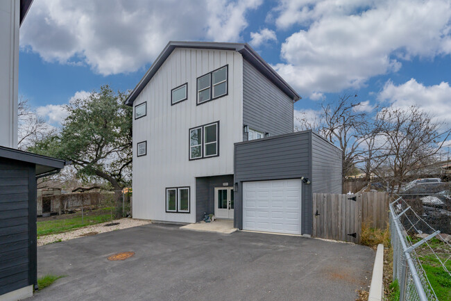 106 Bank in San Antonio, TX - Building Photo - Building Photo