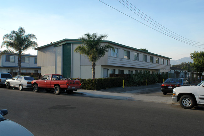 Zaza Apartments in Goleta, CA - Foto de edificio - Building Photo