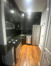 562 Hudson St in New York, NY - Building Photo - Building Photo