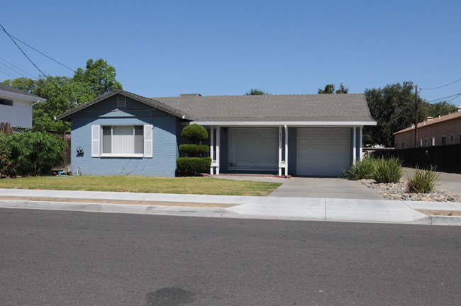 235 W Beverly Pl in Tracy, CA - Foto de edificio - Building Photo