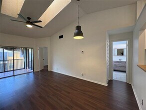 2491 NW 56th Ave, Unit 4-17 in Lauderhill, FL - Foto de edificio - Building Photo