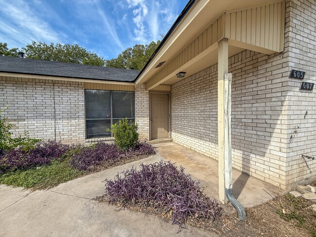 607 Frostwood Dr in New Braunfels, TX - Building Photo - Building Photo
