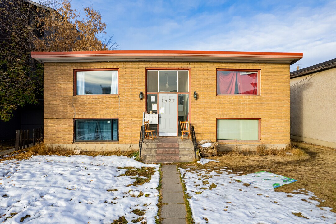 1427 37th St SW in Calgary, AB - Building Photo