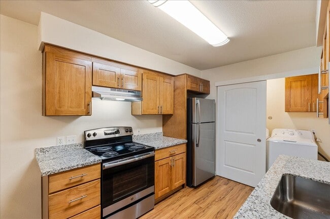 Cascade Woods Apartments in Aloha, OR - Building Photo - Building Photo