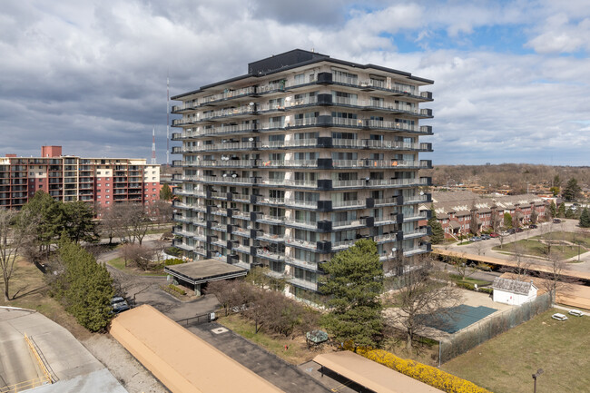 Providence Drive Towers in Southfield, MI - Building Photo - Building Photo