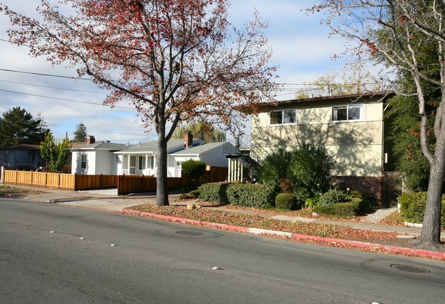 690 Whipple Ave in Redwood City, CA - Building Photo - Building Photo