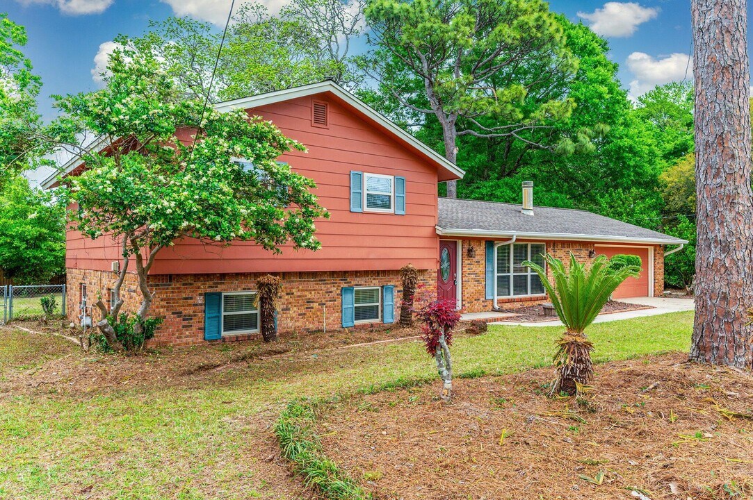 11 Birch Ave in Shalimar, FL - Building Photo
