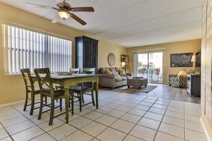 1510 Ocean Shore Blvd, Unit 304 in Ormond Beach, FL - Building Photo