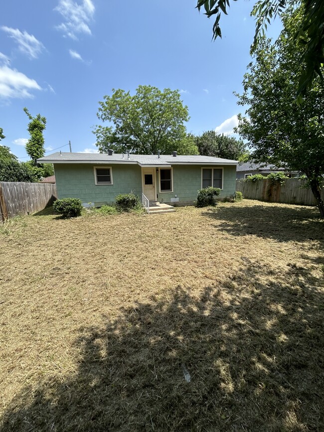 812 N Erskine St in Seguin, TX - Building Photo - Building Photo