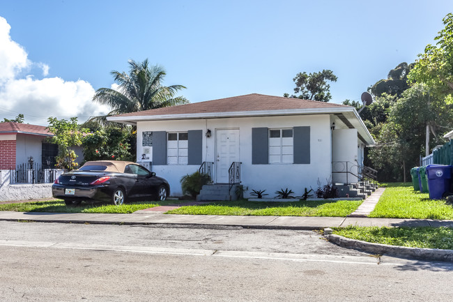 730 SW 10th St in Miami, FL - Building Photo - Building Photo