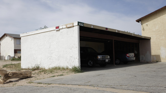 18262 Casaba Rd in Adelanto, CA - Foto de edificio - Building Photo