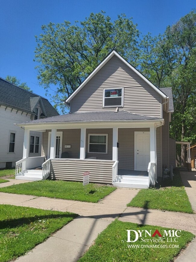 property at 811 S Summit Ave