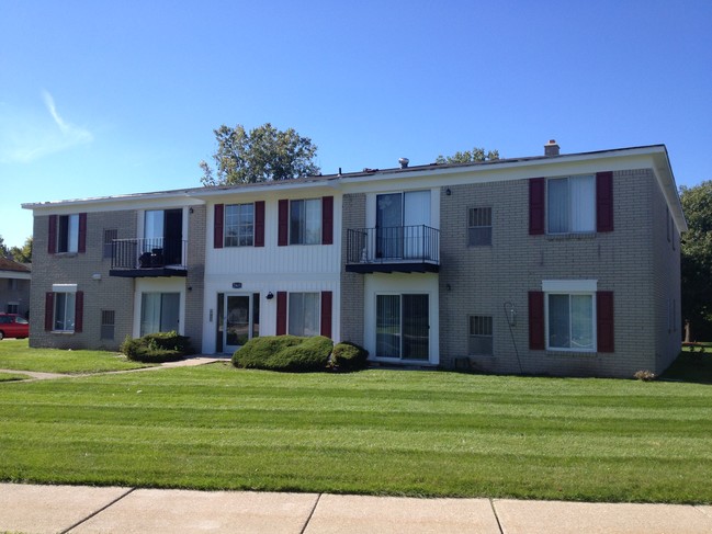 Williamsburg Square Apartments in Woodhaven, MI - Building Photo - Building Photo