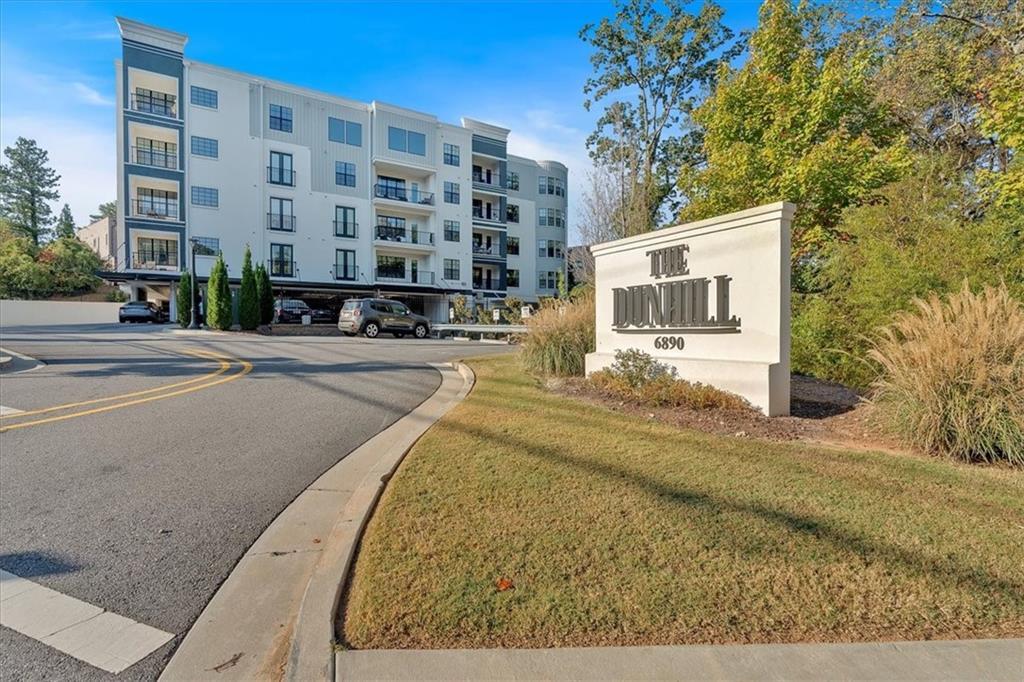 6890 Peachtree Dunwoody Rd in Atlanta, GA - Building Photo