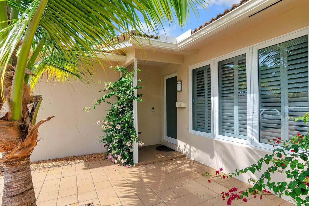 5811 NE 22nd Way in Fort Lauderdale, FL - Foto de edificio