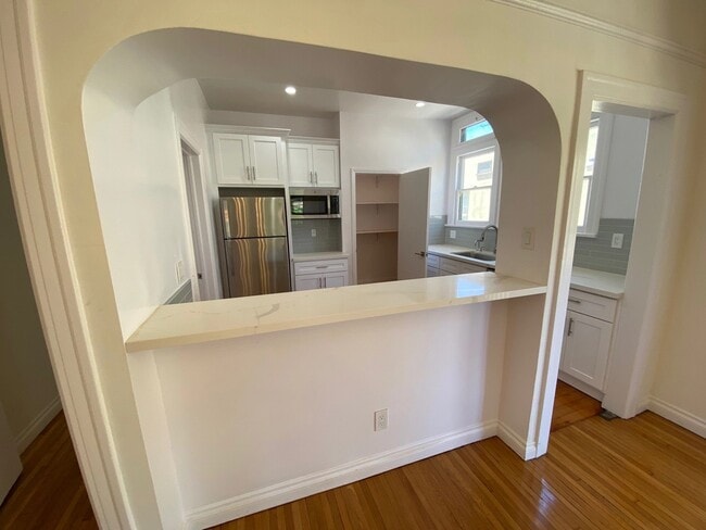 241 S New Hampshire Ave, Unit 4 in Los Angeles, CA - Building Photo - Building Photo