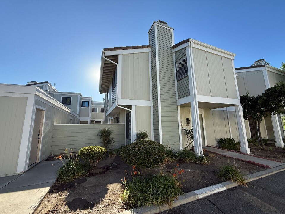 27060 Crossglade Ave in Santa Clarita, CA - Building Photo