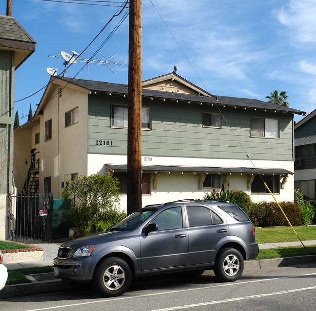 12161 Chandler Blvd in Valley Village, CA - Building Photo - Building Photo