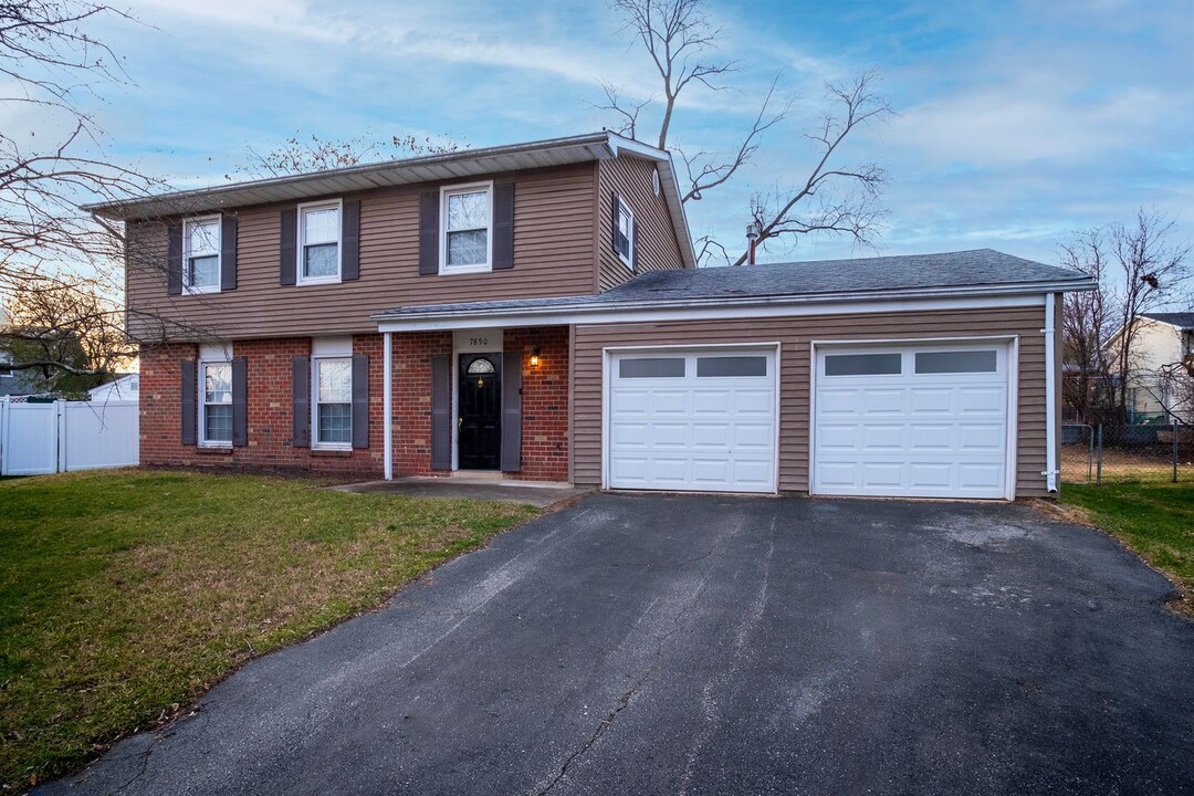 7890 Stone Hearth Rd in Severn, MD - Building Photo