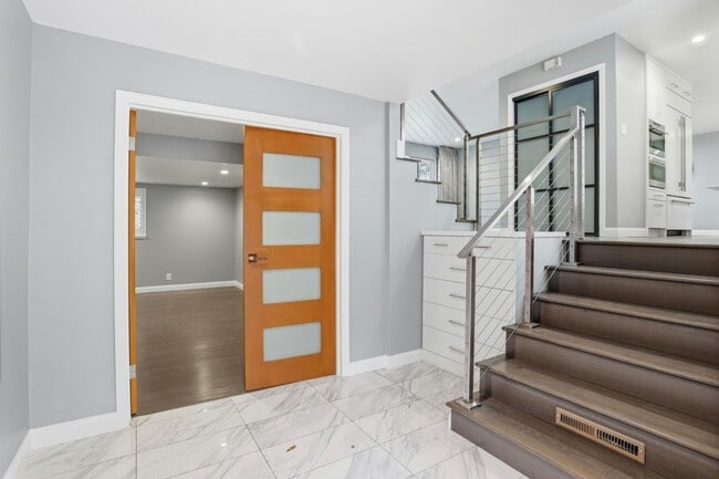 2010 Santa Cruz Ave in Menlo Park, CA - Building Photo - Building Photo