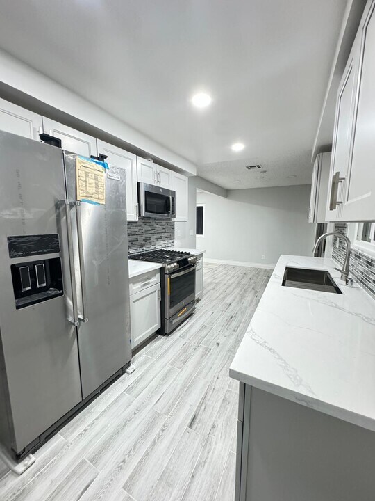873 Ponderosa Dr in Hemet, CA - Building Photo