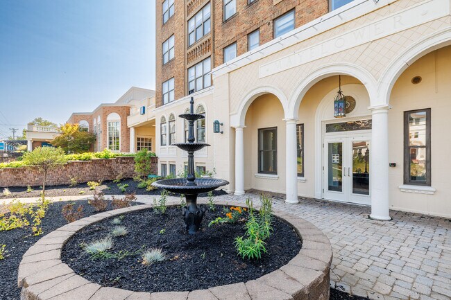 Mayflower Apartments in Syracuse, NY - Building Photo - Building Photo