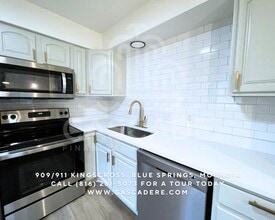 911 SW Kingscross Rd in Blue Springs, MO - Building Photo - Building Photo