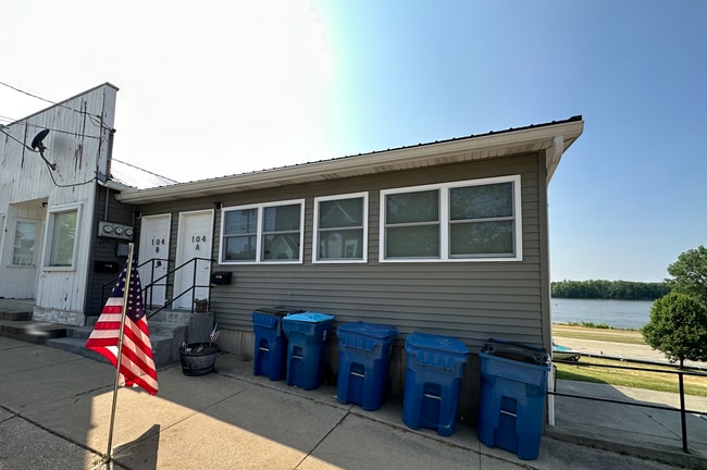 104 S Main St, Unit B in Albany, IL - Building Photo - Building Photo