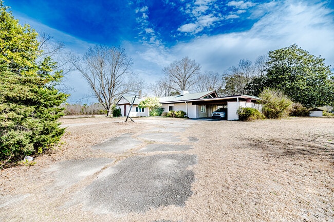 1809 NC-42 in Fuquay Varina, NC - Building Photo - Building Photo