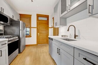 3087 N Haussen Ct, Unit 2 in Chicago, IL - Building Photo - Building Photo