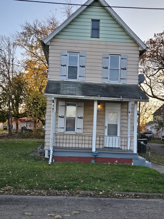 1318 4th St NE in Canton, OH - Building Photo