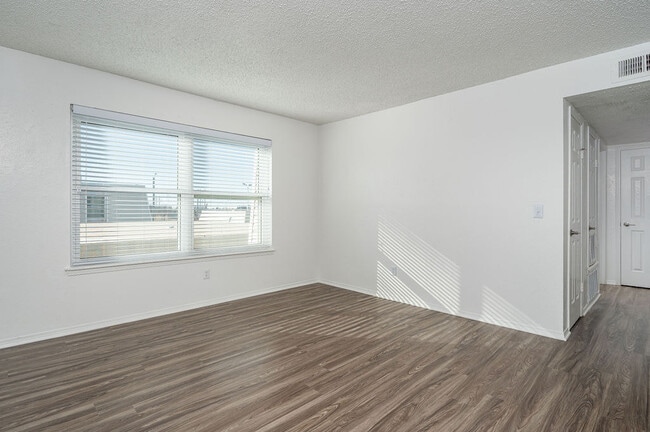 Hillcrest Green in Oklahoma City, OK - Building Photo - Building Photo