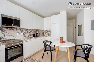 300 W 21st St in New York, NY - Building Photo - Building Photo