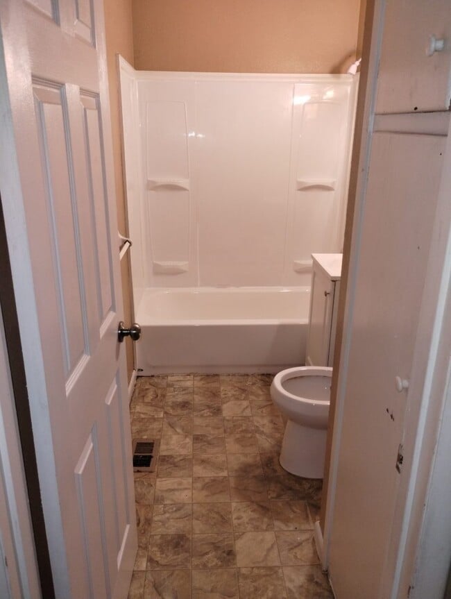 2529 W Riverview Ave in Dayton, OH - Building Photo - Building Photo