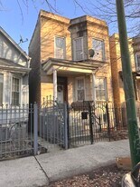 2927 N Sacramento Ave in Chicago, IL - Building Photo