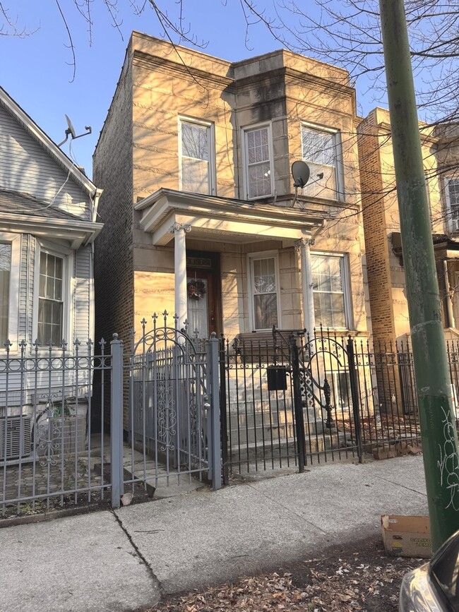 property at 2927 N Sacramento Ave